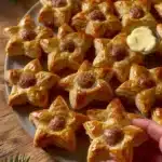 Feuilletés saucisses en étoile dorées, parfait pour un repas de Noël
