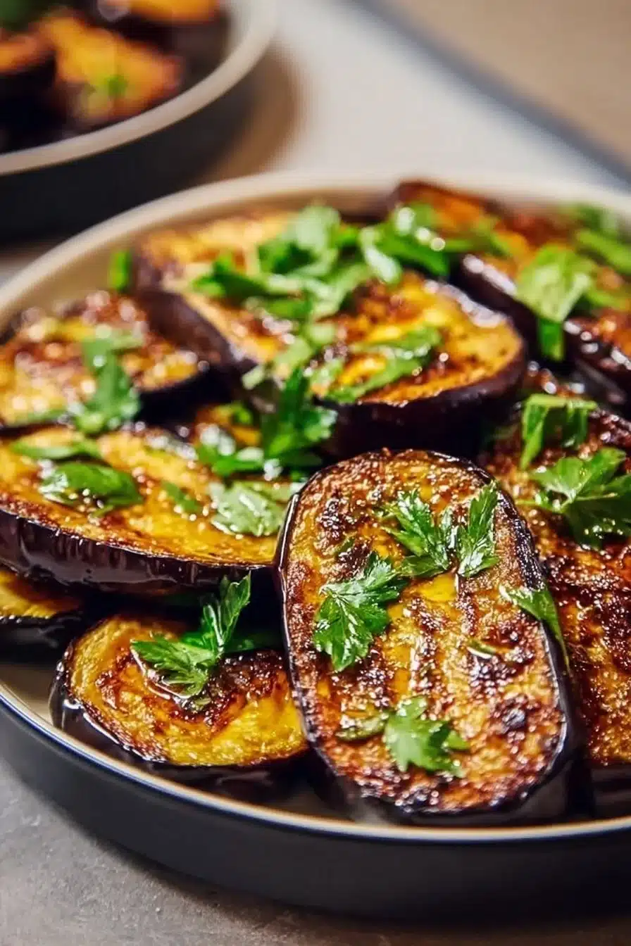 Aubergines croustillantes préparées dans une friteuse à air