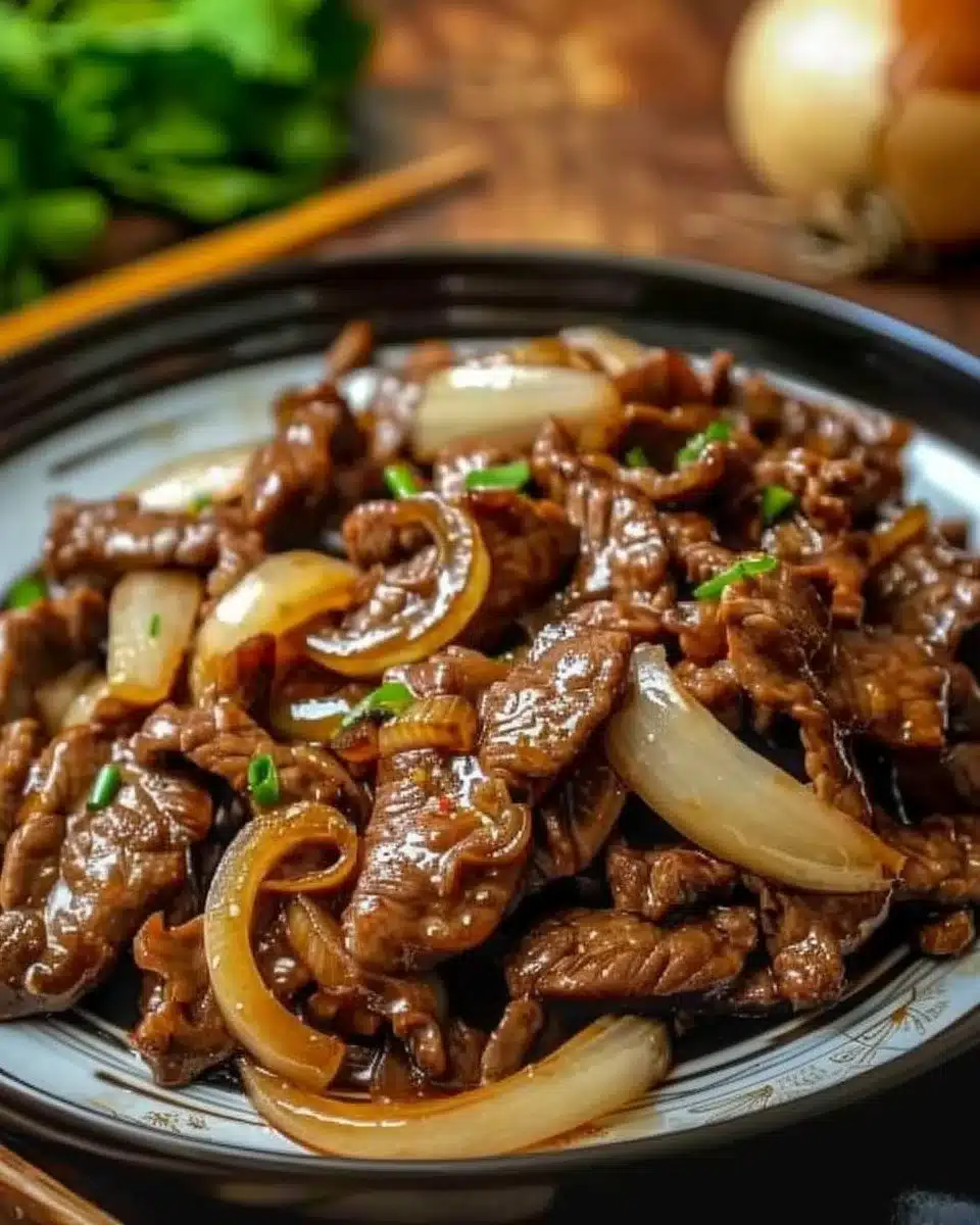 Bœuf sauté aux oignons appétissant dans une poêle