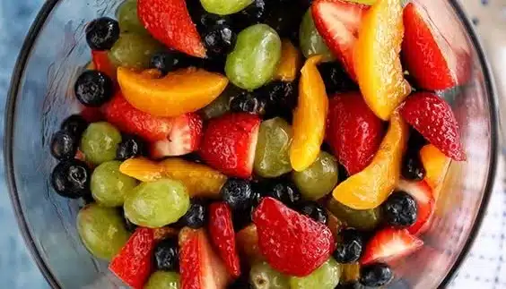 Salade de fruits colorée avec divers fruits frais dans un bol